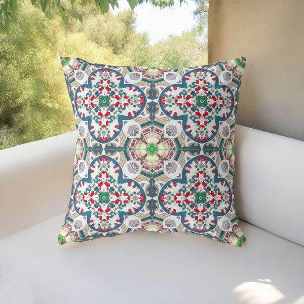 Homeroots 26" Green White Cloverleaf Indoor Outdoor Throw Pillow   411827