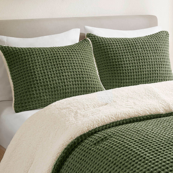 English Elm 3-Piece Queen Coverlet Set Matelassé Elegance with Two Shams — Soft Polyester-Rayon Texture, Durable Comfort Olive 20.47 L x 13.78 W x 12.2 H B035P381298