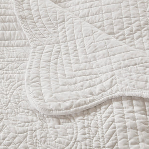 JLA Home Madison Park - Oversized Quilted Throw Adds Vintage-Soft Texture with Scalloped Edges, Breathable Cotton Fill, Machine Washable White MP50-1216