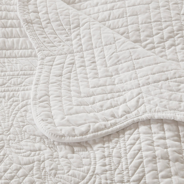 JLA Home Madison Park - Oversized Quilted Throw Adds Vintage-Soft Texture with Scalloped Edges, Breathable Cotton Fill, Machine Washable White MP50-1216