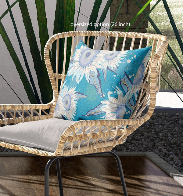 Homeroots 26" X 26" Blue Aqua And White Broadcloth Floral Throw Pillow   470961