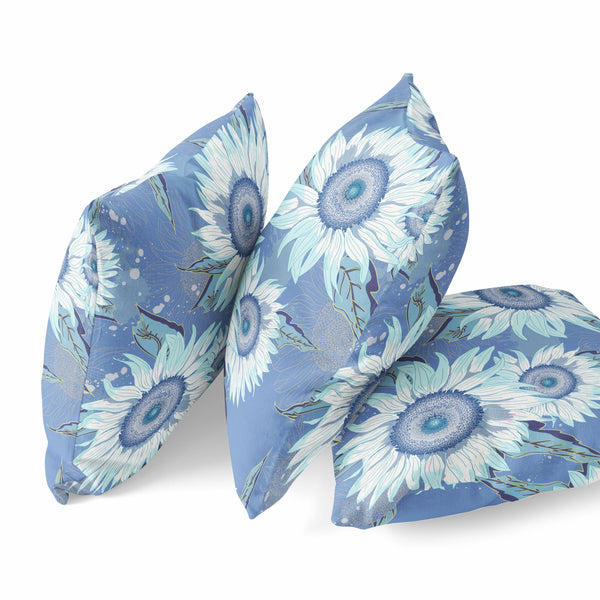 Homeroots 28" X 28" Blue And White Broadcloth Floral Throw Pillow   470967