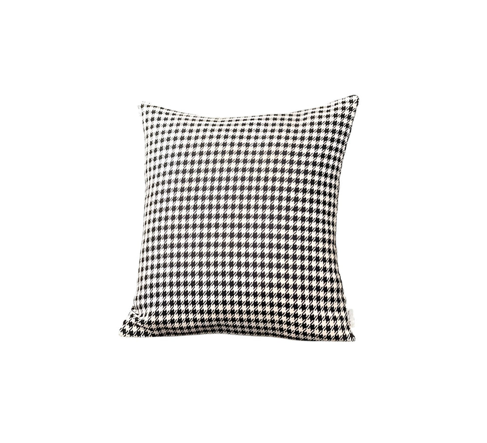 Homeroots Set Of Four 18" Black And White Houndstooth Fabric Throw Pillows   471828