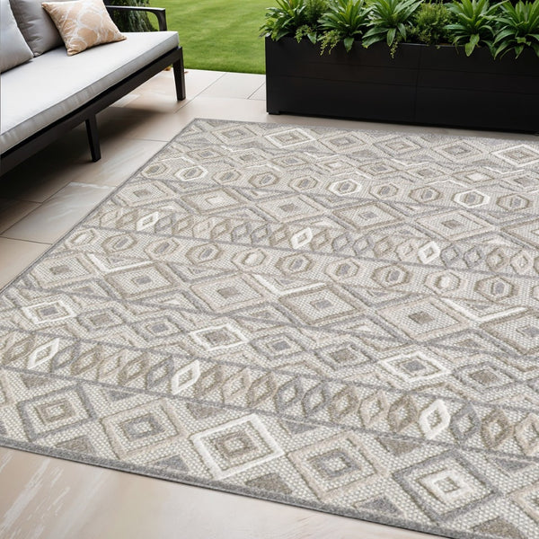 HomeRoots 5' Gray and Ivory Southwestern Area Rug – Stain Resistant, Durable, Indoor/Outdoor Style for Every Space 5' X 7' Rectangle 473691
