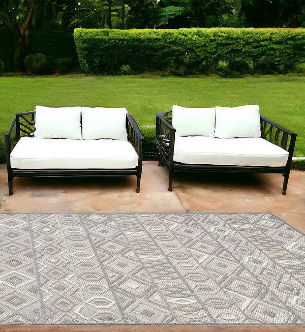 Homeroots 7' X 9' Gray And Ivory Southwestern Stain Resistant Indoor Outdoor Area Rug  Uv,Treated Polypropylene 473692