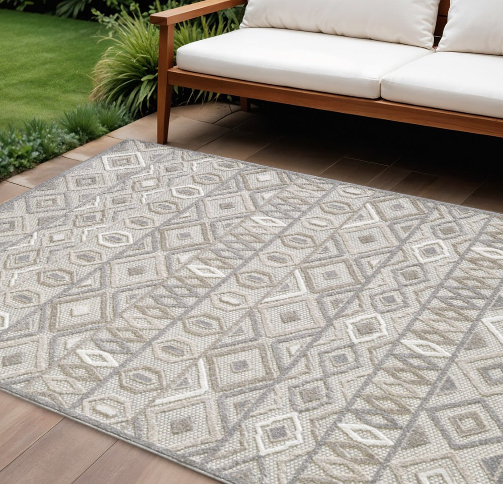 HomeRoots 5' Gray and Ivory Southwestern Area Rug – Stain Resistant, Durable, Indoor/Outdoor Style for Every Space 8' X 10' Rectangle 473694