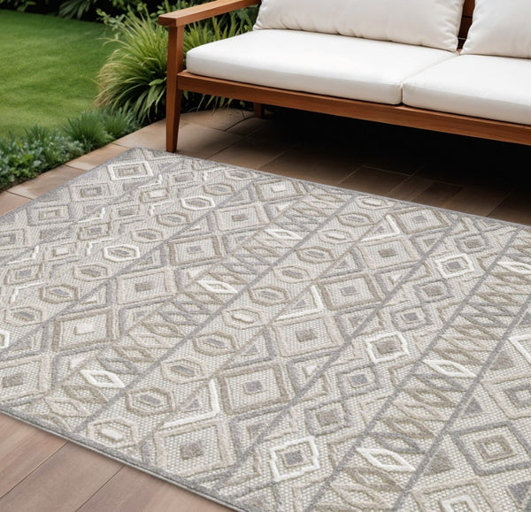 HomeRoots 5' Gray and Ivory Southwestern Area Rug – Stain Resistant, Durable, Indoor/Outdoor Style for Every Space 8' X 10' Rectangle 473694