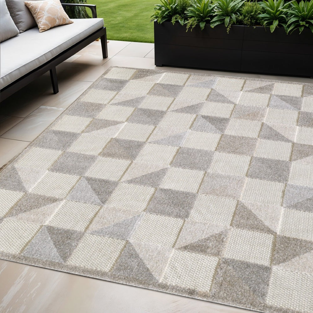 HomeRoots 5' Gray Geometric Area Rug - Stain Resistant, Durable, Versatile for Indoor & Outdoor Living Spaces 5' X 7' Rectangle 473697