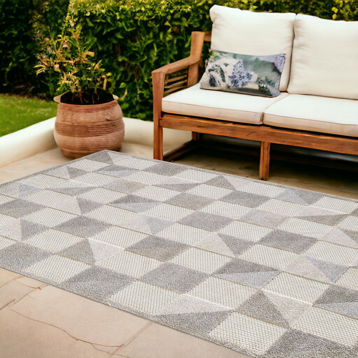 Homeroots 8' X 10' Gray Geometric Stain Resistant Indoor Outdoor Area Rug  Uv,Treated Polypropylene 473700