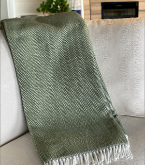 Homeroots Moss Green And White Dreamy Soft Herringbone Throw Blanket  Cotton 474034