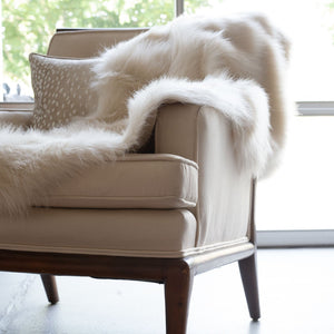 Homeroots 50" X 60" Royal White Long Hair Faux Fur Throw  Faux Fur 475690