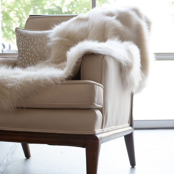 Homeroots 50" X 60" Royal White Long Hair Faux Fur Throw  Faux Fur 475690
