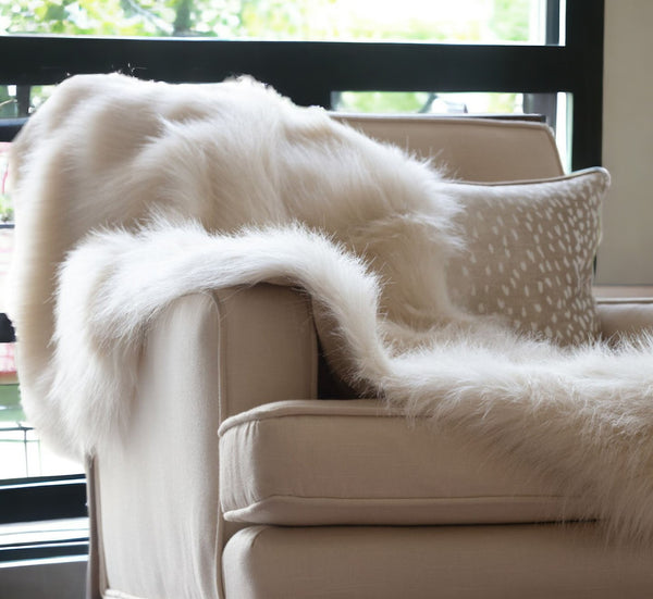 Homeroots 50" X 60" Royal White Long Hair Faux Fur Throw  Faux Fur 475690