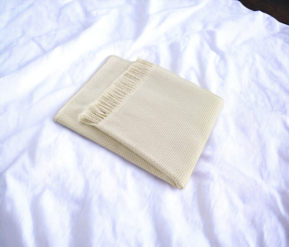 HomeRoots Soft Creamy White Links Pattern Throw Blanket - Luxurious Acrylic-Cotton Blend for Cozy Elegance 475694