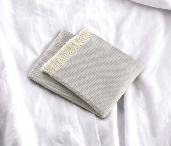 HomeRoots Soft Light Gray Links Pattern Throw Blanket - Cozy, Stylish & Versatile for Home Decor & Gifting! 475697