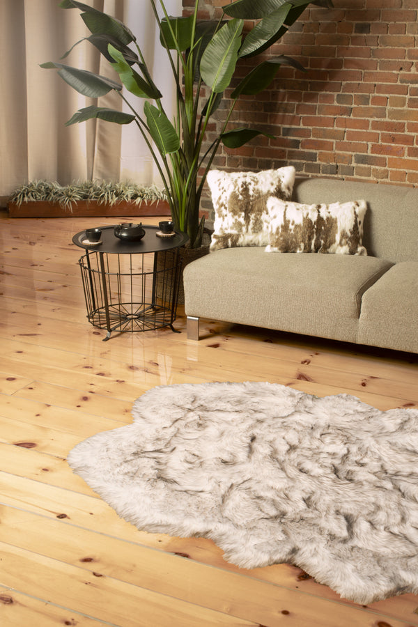 Homeroots 4' X 6' Ombre Tan Faux Fur Washable Non Skid Area Rug  Faux Fur 476608