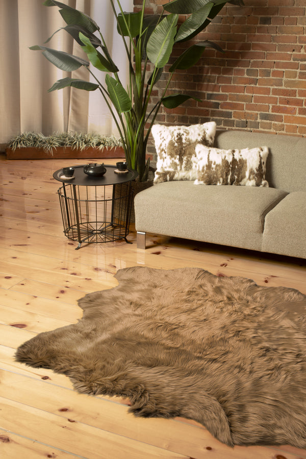 Homeroots 5' X 6' Tan Faux Sheepskin Non Skid Area Rug  Faux Sheepskin 476643