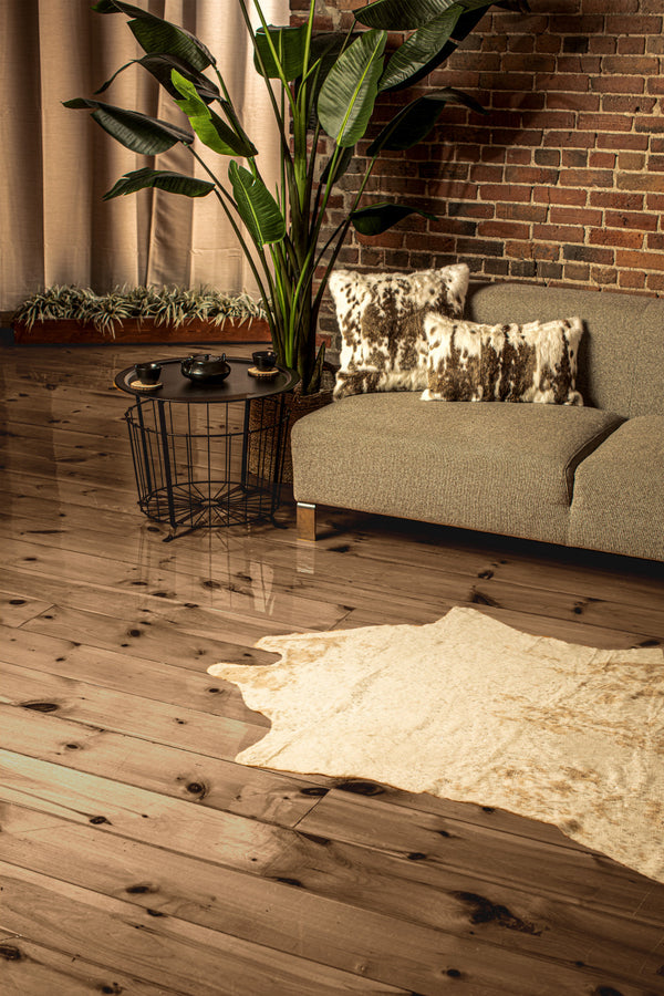 Homeroots 4' X 5' Off White And Silver Faux Cowhide Non Skid Area Rug  Faux Cowhide 476678