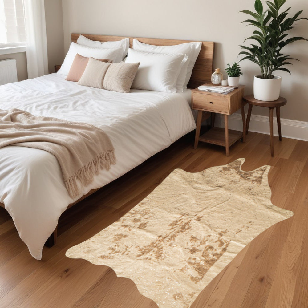 Homeroots 4' X 5' Off White And Silver Faux Cowhide Non Skid Area Rug  Faux Cowhide 476678