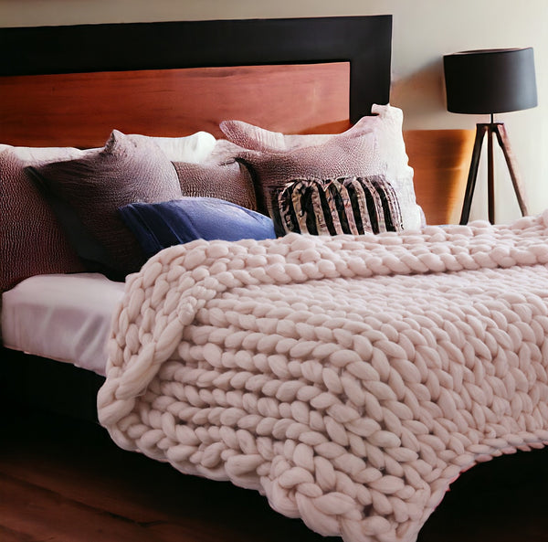 Homeroots 50" X 60" Pink Chunky Knit Polyester Throw Blanket  Polyester 478040