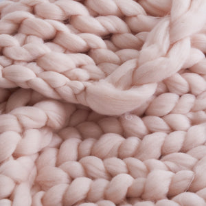 Homeroots 50" X 60" Pink Chunky Knit Polyester Throw Blanket  Polyester 478040