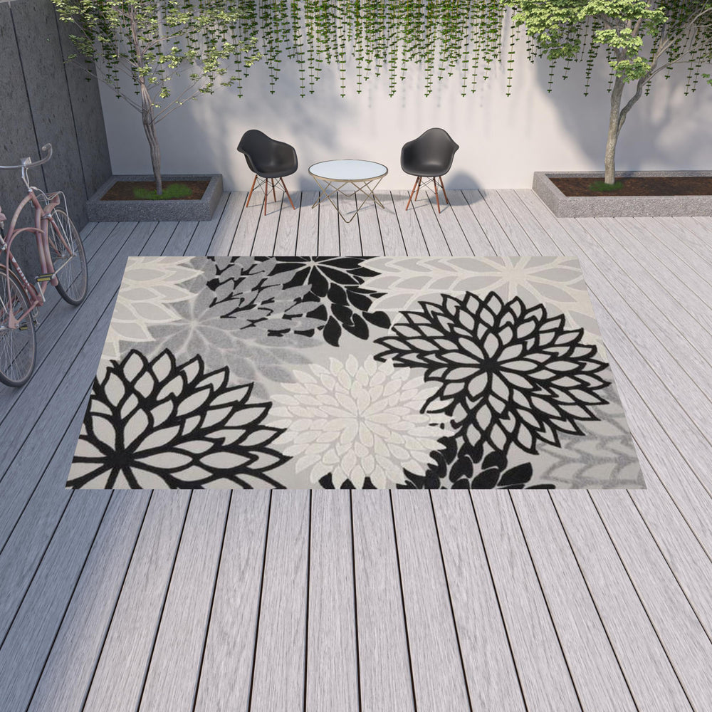 Homeroots 12' X 15' Black And White Floral Non Skid Indoor Outdoor Area Rug  Polypropylene 479263