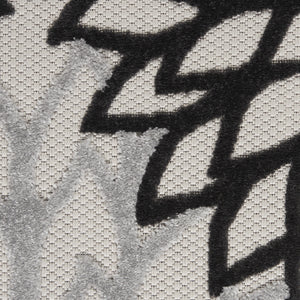 Homeroots 9' X 12' Black And White Floral Non Skid Indoor Outdoor Area Rug  Polypropylene 479270