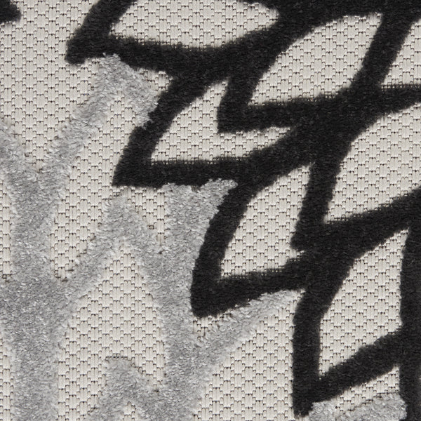 Homeroots 9' X 12' Black And White Floral Non Skid Indoor Outdoor Area Rug  Polypropylene 479270