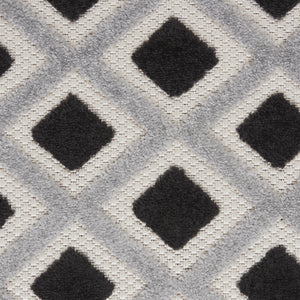 Homeroots 12' X 15' Black And White Gingham Non Skid Indoor Outdoor Area Rug  Polypropylene 479419