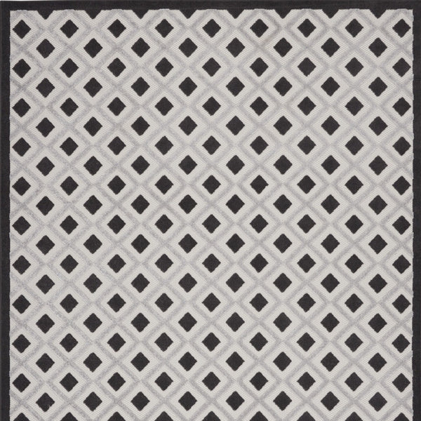 Homeroots 12' X 15' Black And White Gingham Non Skid Indoor Outdoor Area Rug  Polypropylene 479419