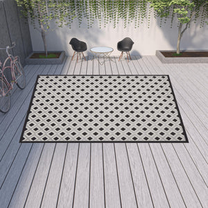 Homeroots 12' X 15' Black And White Gingham Non Skid Indoor Outdoor Area Rug  Polypropylene 479419