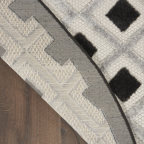 HomeRoots 8' Round Black and White Gingham Area Rug - Durable Indoor/Outdoor Design, Easy Care & Versatile Use 479425