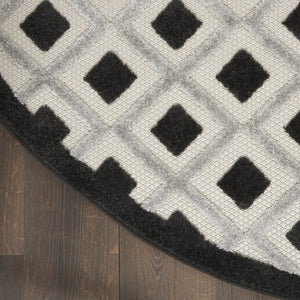 HomeRoots 8' Round Black and White Gingham Area Rug - Durable Indoor/Outdoor Design, Easy Care & Versatile Use 479425