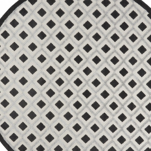 HomeRoots 8' Round Black and White Gingham Area Rug - Durable Indoor/Outdoor Design, Easy Care & Versatile Use 479425