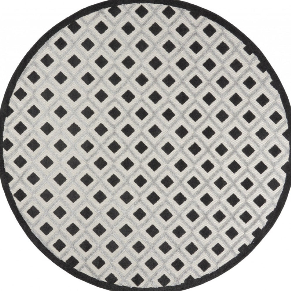 HomeRoots 8' Round Black and White Gingham Area Rug - Durable Indoor/Outdoor Design, Easy Care & Versatile Use 479425