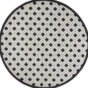 HomeRoots 8' Round Black and White Gingham Area Rug - Durable Indoor/Outdoor Design, Easy Care & Versatile Use 479425