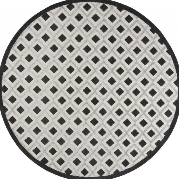 HomeRoots 8' Round Black and White Gingham Area Rug - Durable Indoor/Outdoor Design, Easy Care & Versatile Use 479425
