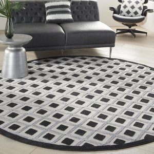 HomeRoots 8' Round Black and White Gingham Area Rug - Durable Indoor/Outdoor Design, Easy Care & Versatile Use 479425
