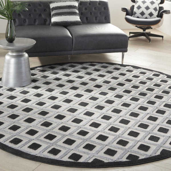 HomeRoots 8' Round Black and White Gingham Area Rug - Durable Indoor/Outdoor Design, Easy Care & Versatile Use 479425