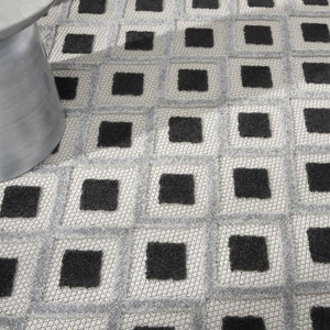 HomeRoots 8' Round Black and White Gingham Area Rug - Durable Indoor/Outdoor Design, Easy Care & Versatile Use 479425