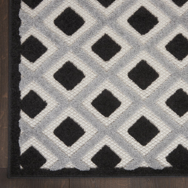 Homeroots 9' X 12' Black And White Gingham Non Skid Indoor Outdoor Area Rug  Polypropylene 479426