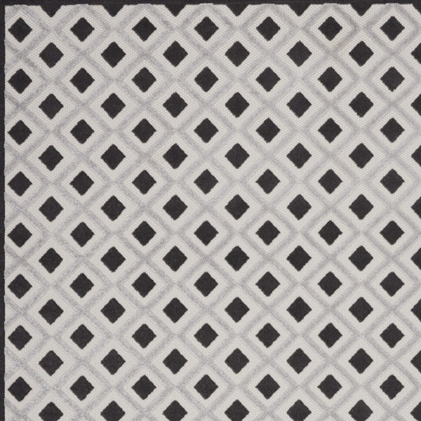 Homeroots 10' X 13' Black And White Gingham Non Skid Indoor Outdoor Area Rug  Polypropylene 479427