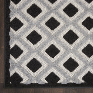 Homeroots 10' X 13' Black And White Gingham Non Skid Indoor Outdoor Area Rug  Polypropylene 479427