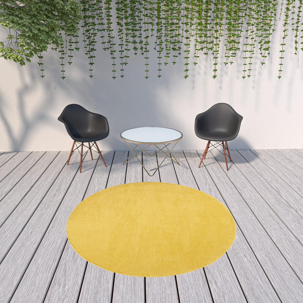 Homeroots 8' X 8' Yellow Round Non Skid Indoor Outdoor Area Rug  Polypropylene 479640