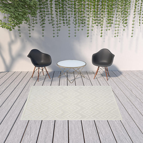 Homeroots 6' X 9' Ivory And White Argyle Indoor Outdoor Area Rug  Polypropylene And Polyester 479667