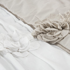 Homeroots White Queen 100% Cotton 300 Thread Count Machine Washable Down Alternative Comforter   479850