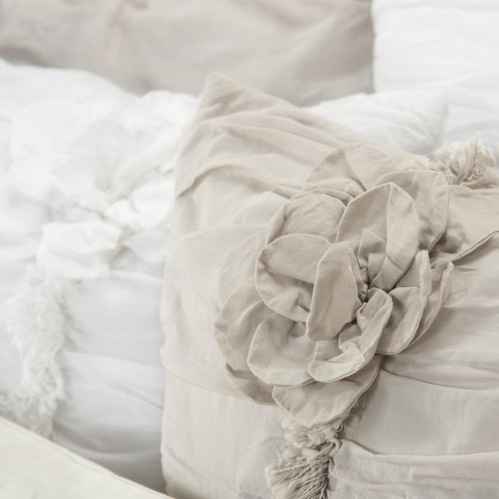 Homeroots White Queen 100% Cotton 300 Thread Count Machine Washable Down Alternative Comforter   479850