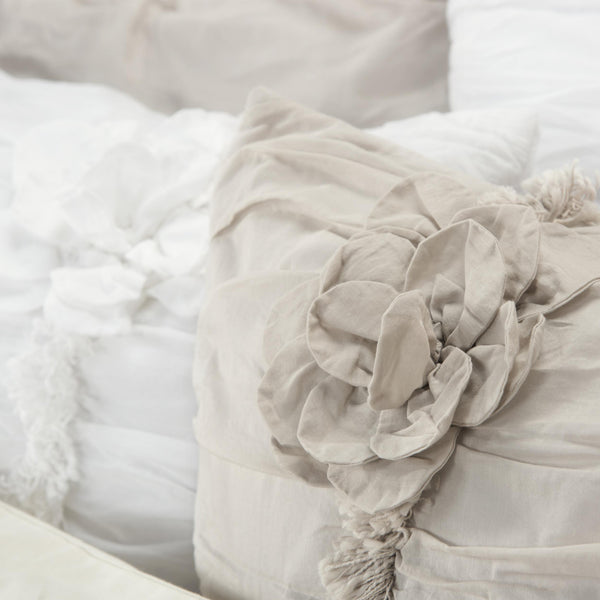 Homeroots White Queen 100% Cotton 300 Thread Count Machine Washable Down Alternative Comforter   479850