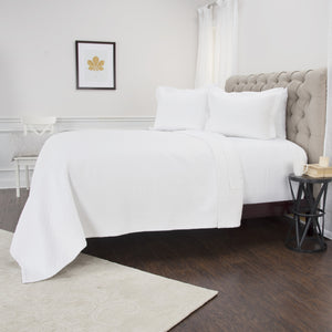 Homeroots White Queen 100% Cotton 300 Thread Count Machine Washable Down Alternative Comforter  100% Cotton 479863
