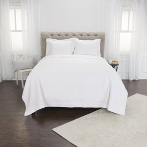 Homeroots White Queen 100% Cotton 300 Thread Count Machine Washable Down Alternative Comforter  100% Cotton 479863